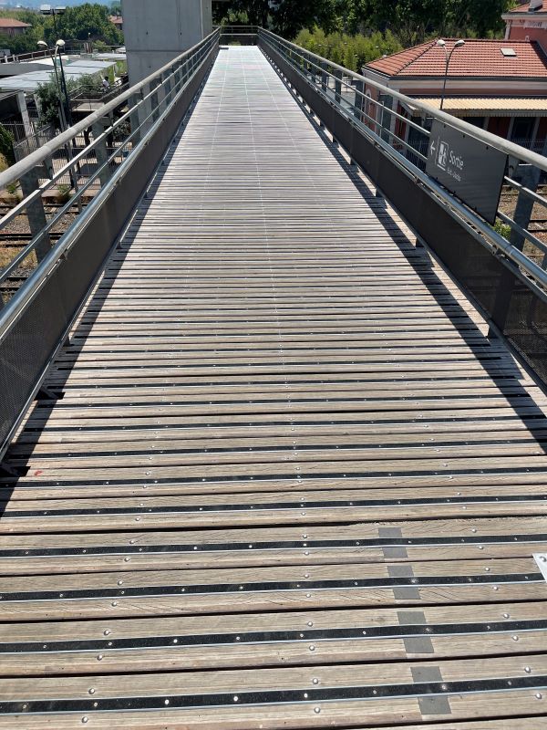 Antidérapant terrasse bois - Profil plat 38mm x 1m - Escalier pour