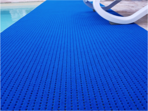 Tapis antidérapant piscine balcon bleu.
