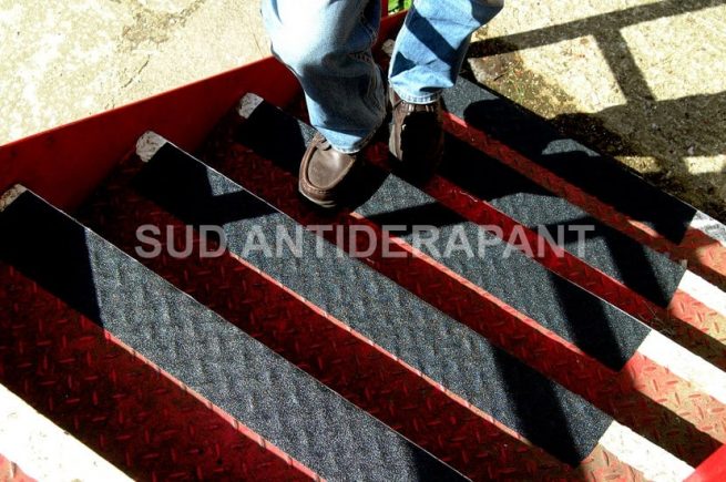 Ruban adhesif antiderapant conformable