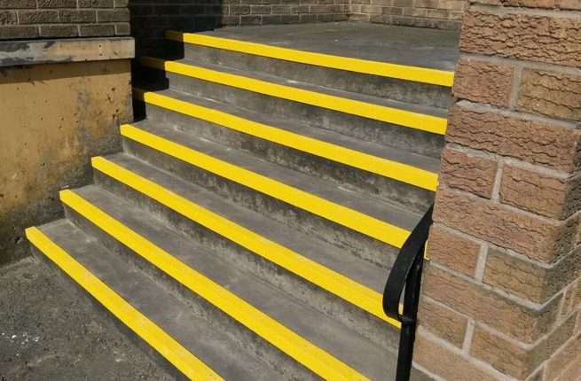 Nez de marche antidérapant jaune sur les marches d'un escalier en extérieur