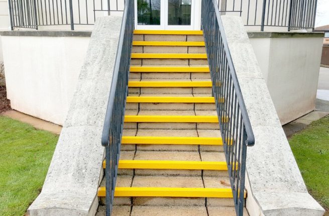 Nez de marche antidérapant jaune sur les marches d'un escalier en extérieur